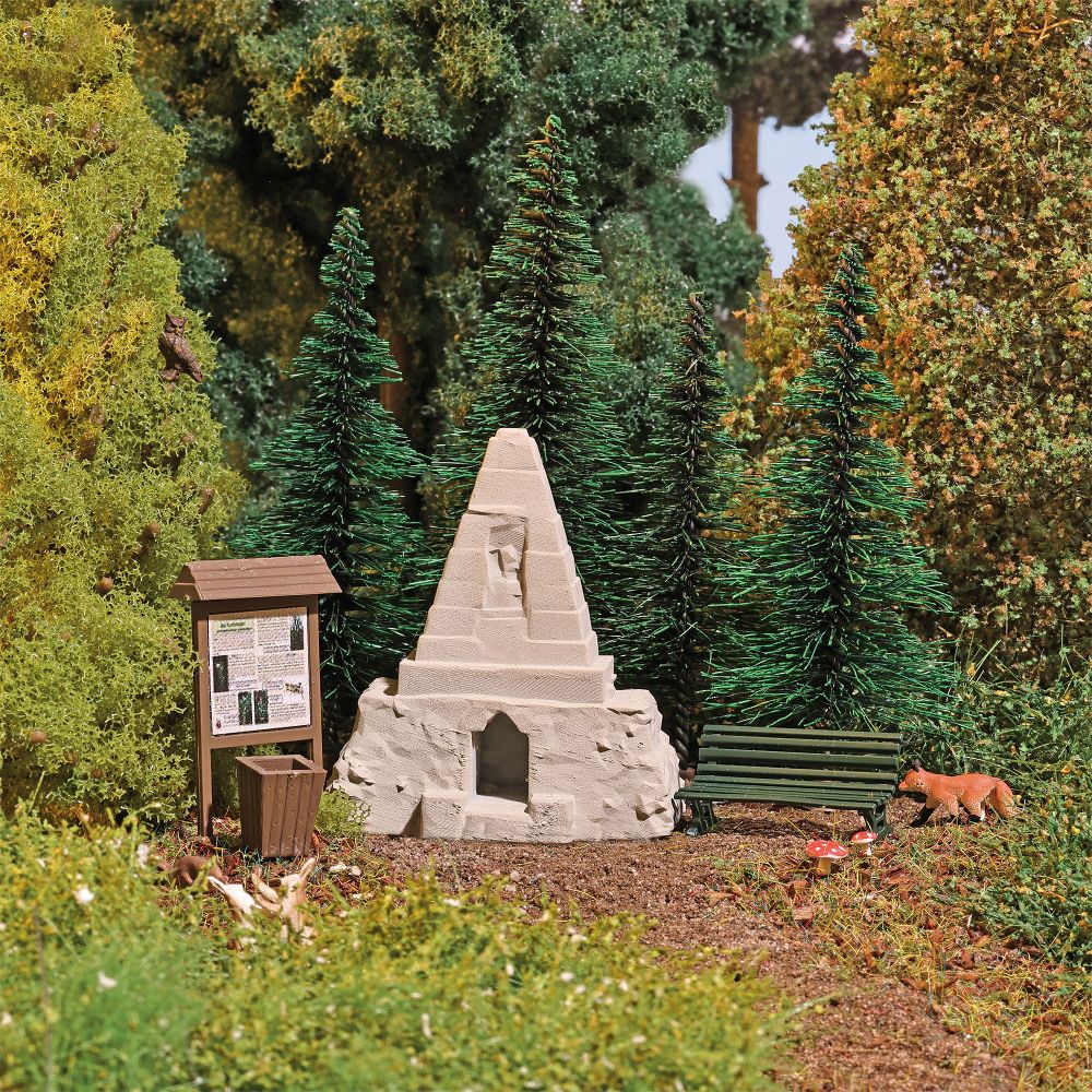Obelisk im Wald H0