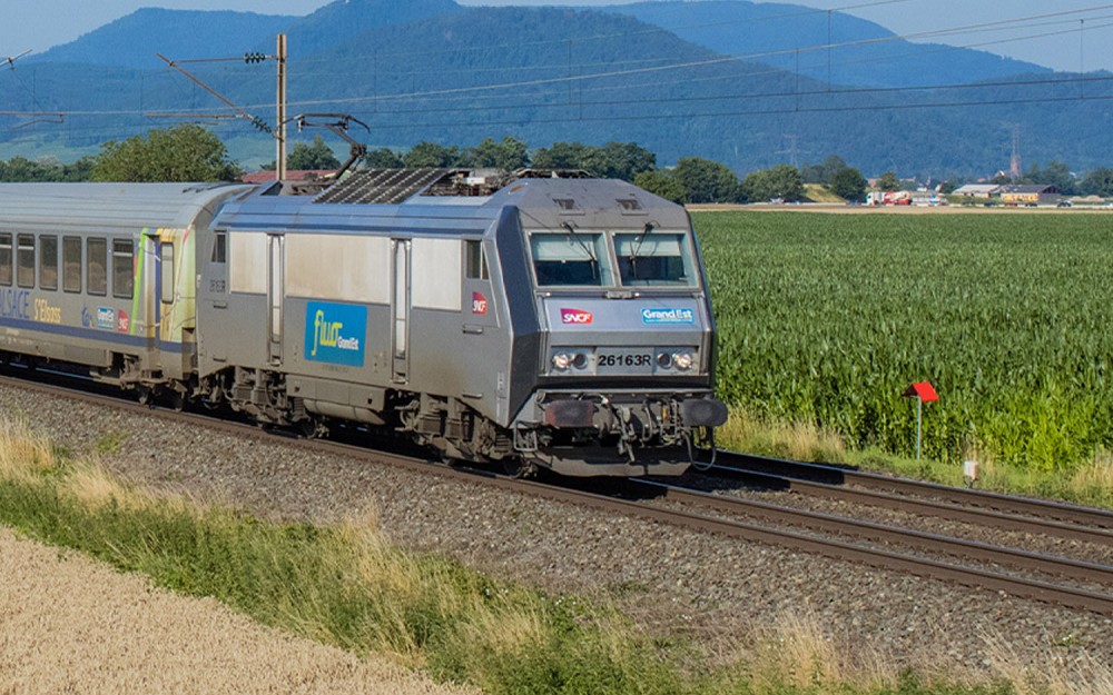 SNCF, elektrische Zweisystemlokomotive BB 26163R, in grauer