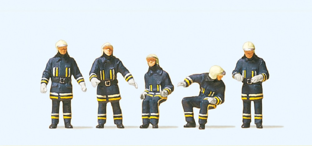Feuerwehrmänner in moderner Einsatz- kleidung. Am Fahrzeug