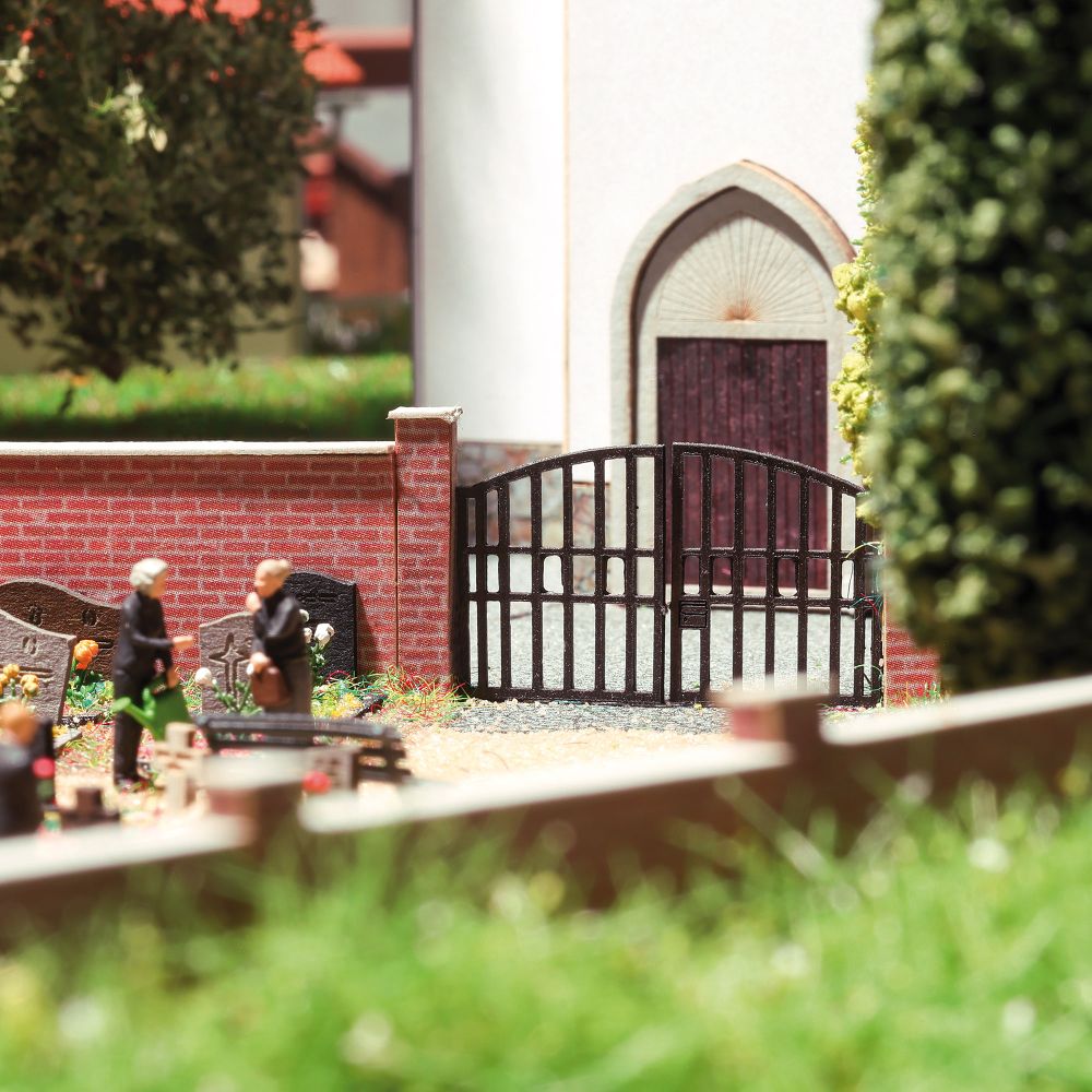 Ziegelmauer mit Tor TT