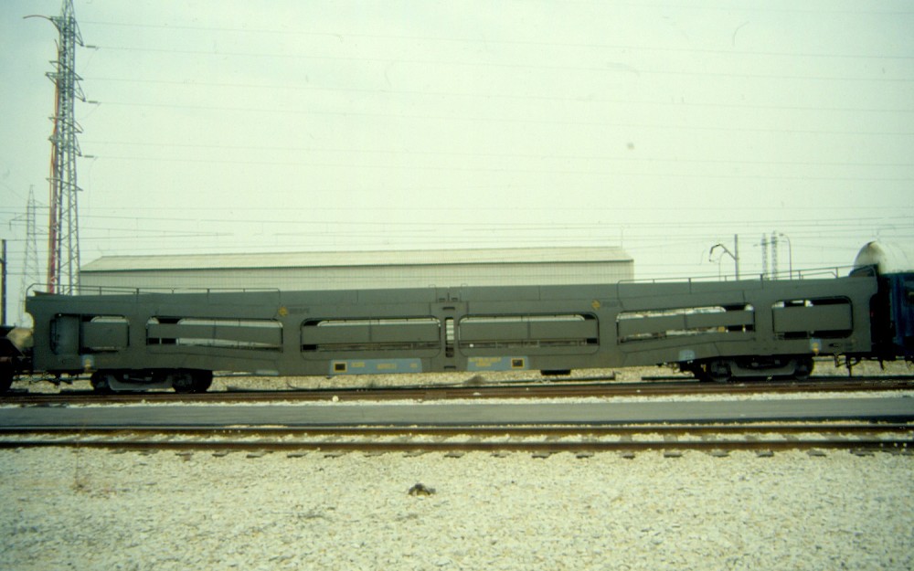 RENFE, 4-achs. Autotransportwagen der Gattung DDMA, graue Fa