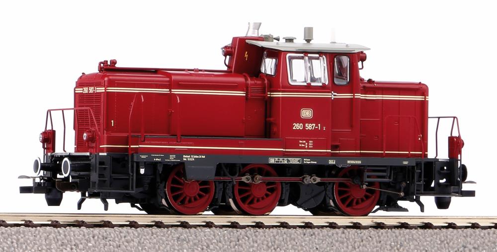XP-Diesellok BR 260 DB rot IV + DSS PluX22
