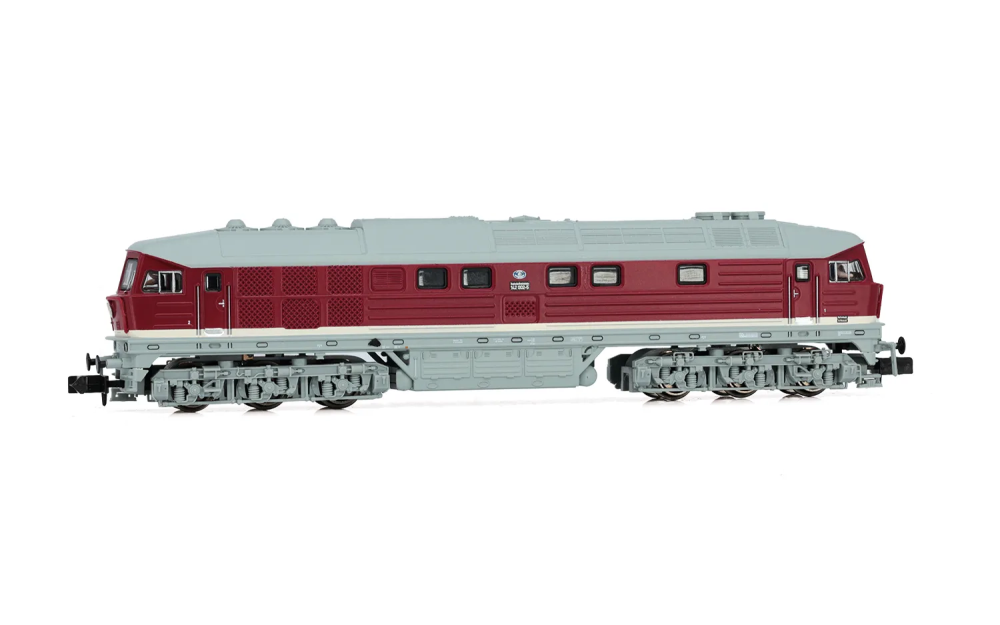 DR, sechsachsige Diesellokomotive 142 002-5 in roter Farbgeb