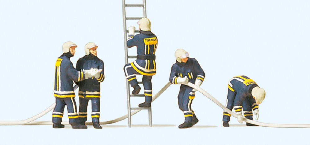 Feuerwehrmänner in moderner Einsatz- kleidung. Löschangriff