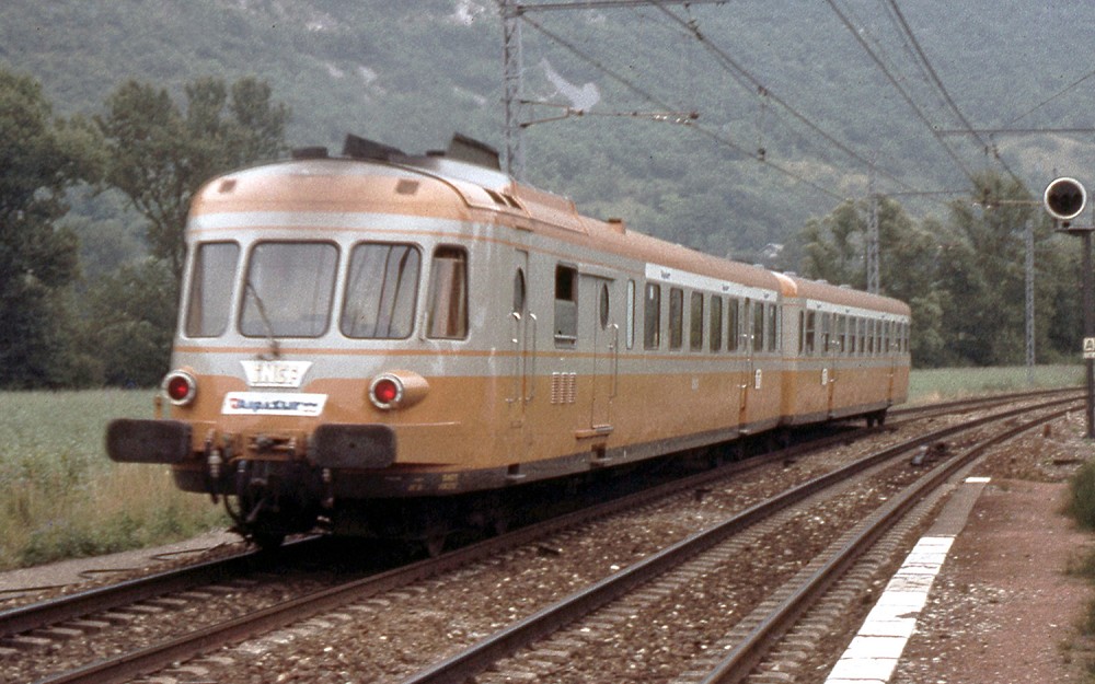SNCF, Dieseltriebwagen RGP I mit Beiwagen, grau béton-orange