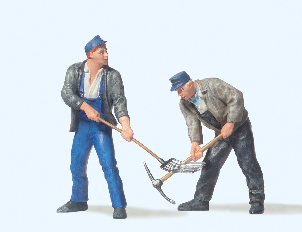 2 Gleisbauarbeiter mit Pickel bzw. Gabel