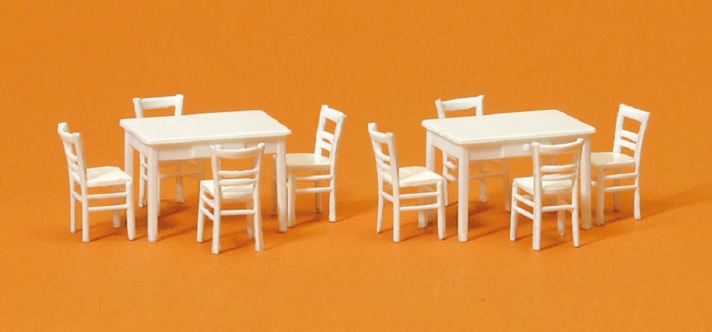 2 Tische, 8 Stühle. Materialfarbe weiß