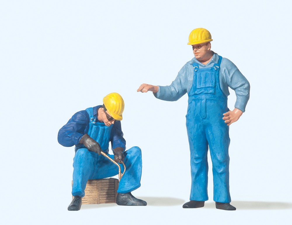 Arbeiter mit Schutzhelm bei Schweiß- arbeiten