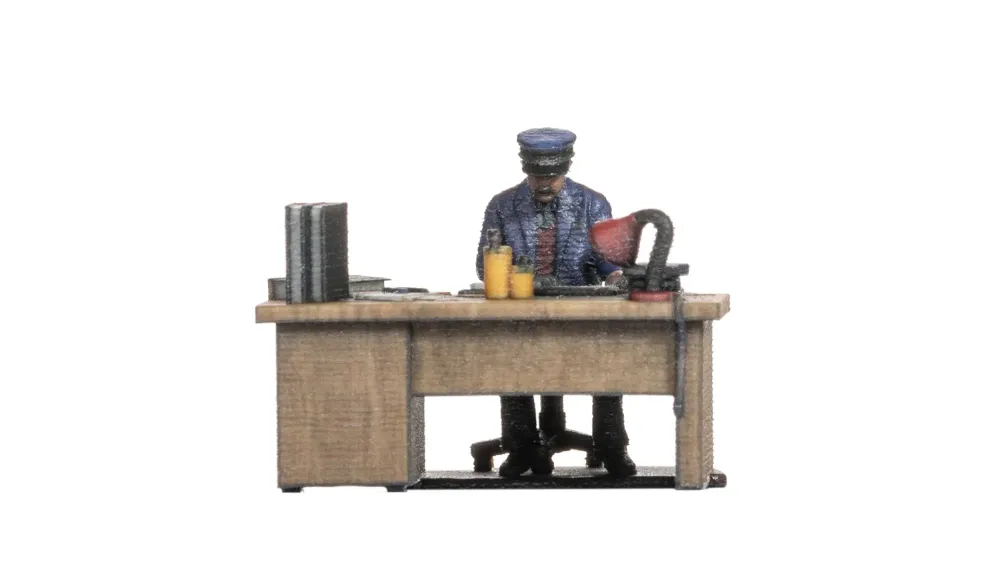 Bahnbeamter am Schreibtisch