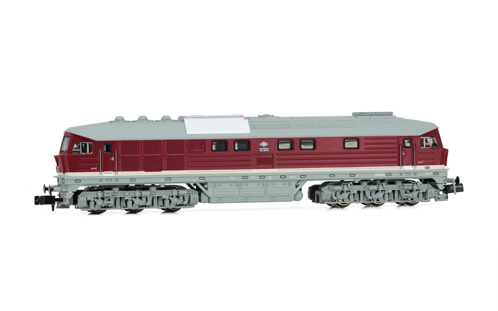 DR, sechsachsige Diesellokomotive 132 483-9 in roter Farbgeb DR, sechsachsige Diesellokomotive 132 483-9 in roter Farbgeb