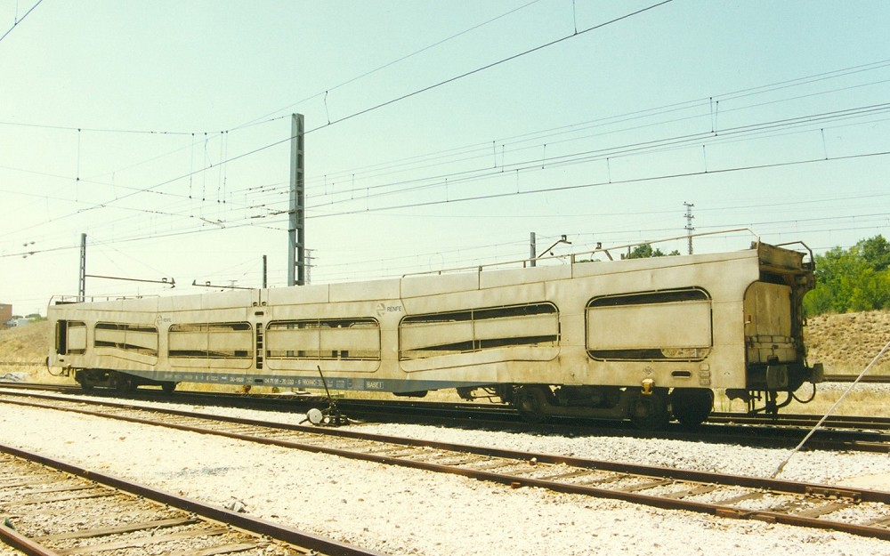 RENFE, 4-achs. Autotransportwagen der Gattung DDMA, weiße Fa