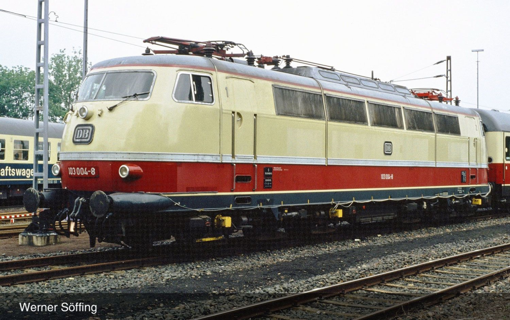 DB, Elektrolokomotive 103 004 in beige/roter Lackierung mit