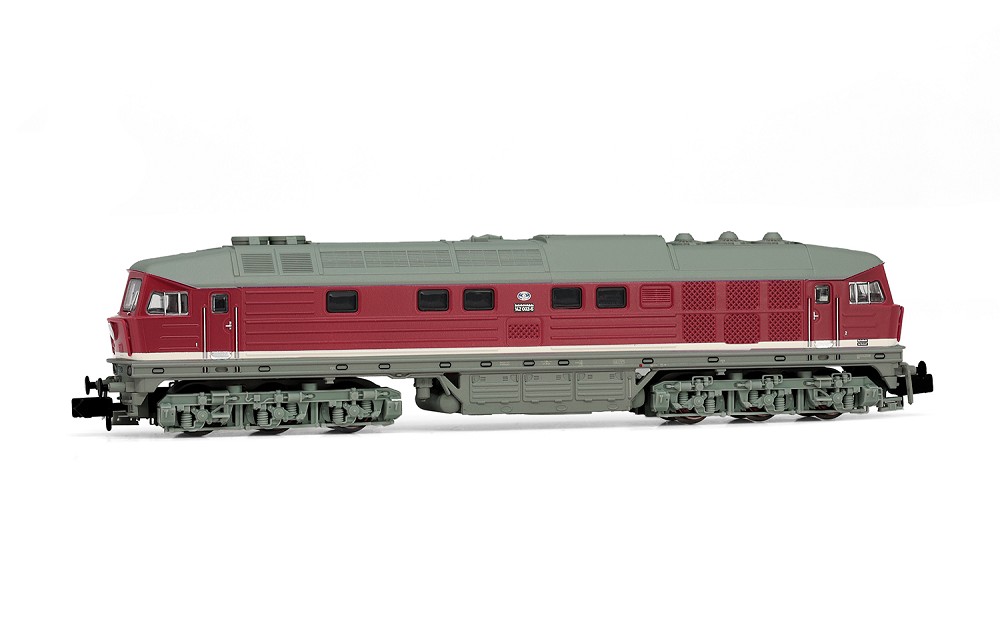 DR, sechsachsige Diesellokomotive 142 002-5 in roter Farbgeb