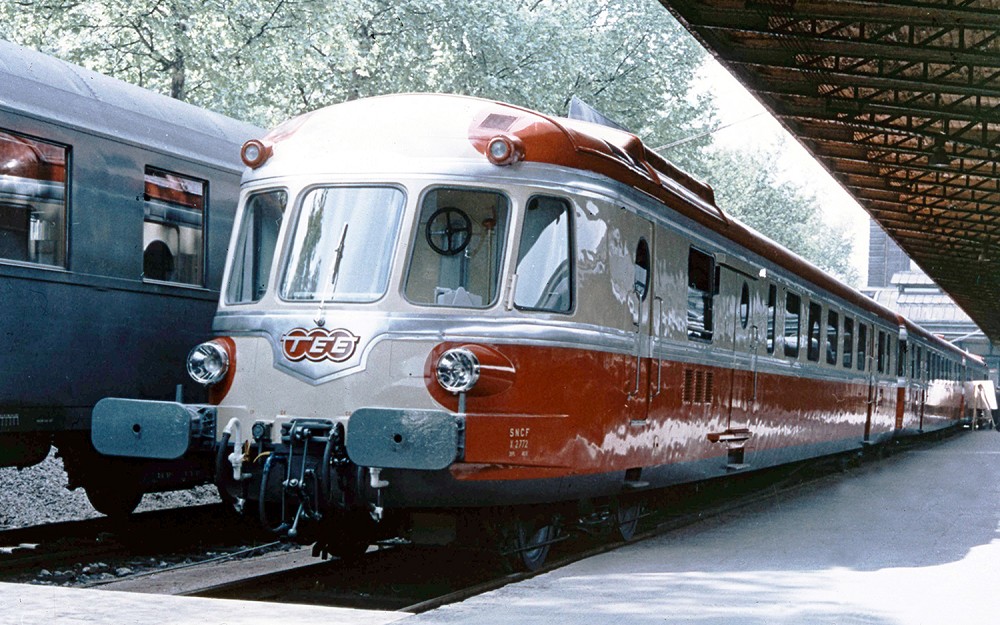 SNCF, Dieseltriebwagen RGP I mit Beiwagen in rot/beiger TEE-