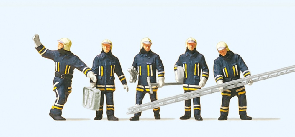 Feuerwehrmänner in moderner Einsatz- kleidung. Eintreffend a