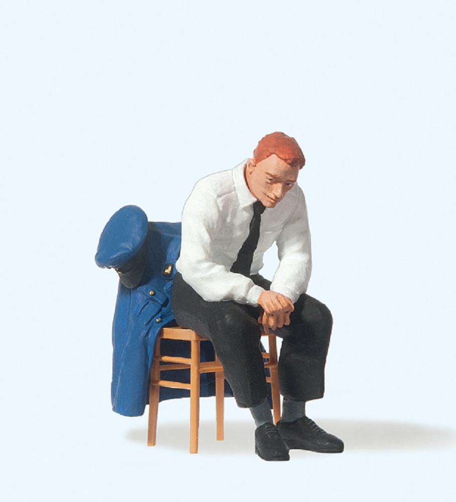 Bahnbeamter DB, sitzend. Stuhl. Jacke Bahnbeamter DB, sitzend. Stuhl. Jacke