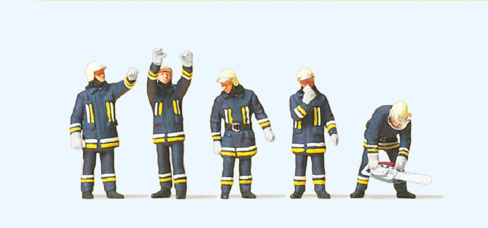 Feuerwehrmänner in moderner Einsatz- kleidung. Löschangriff
