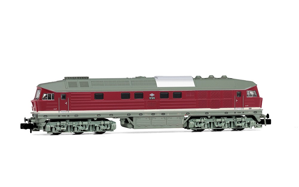 DR, sechsachsige Diesellokomotive 132 483-9 in roter Farbgeb DR, sechsachsige Diesellokomotive 132 483-9 in roter Farbgeb