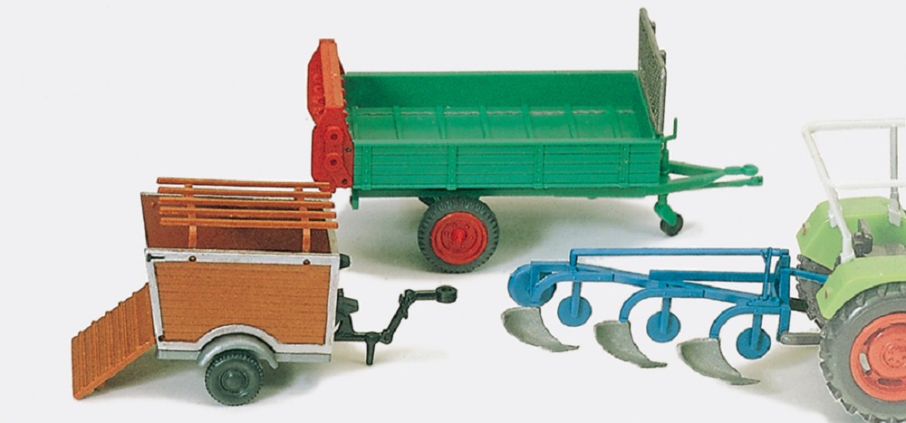 Anbaupflug. Dungstreuer. Anhänger Schweinetransport. Fertigm